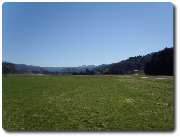 La valle de la Moselle  Ferdrupt et la vue sur le Ballon d'Alsace enneig