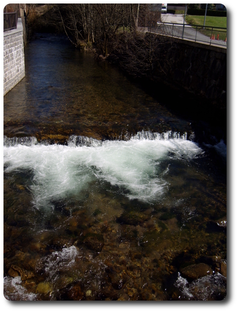 Le Ruisseau des Charbonniers au centre de Saint-Maurice, juste avant la jonction avec la Moselle