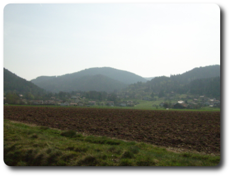 Vue sur Dommartin-ls-Remiremont avec le Moyenmont en toile de fond