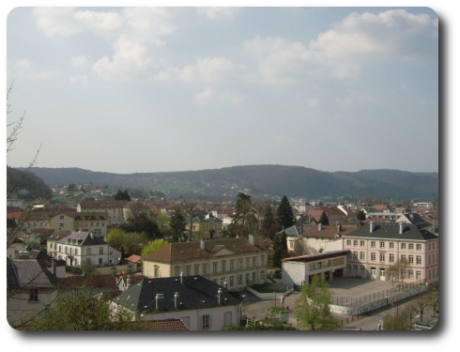 Vue sur l'ouest de la ville de Remiremont avec au fond le
massif de
Saint-Nabord, porte de la Vge